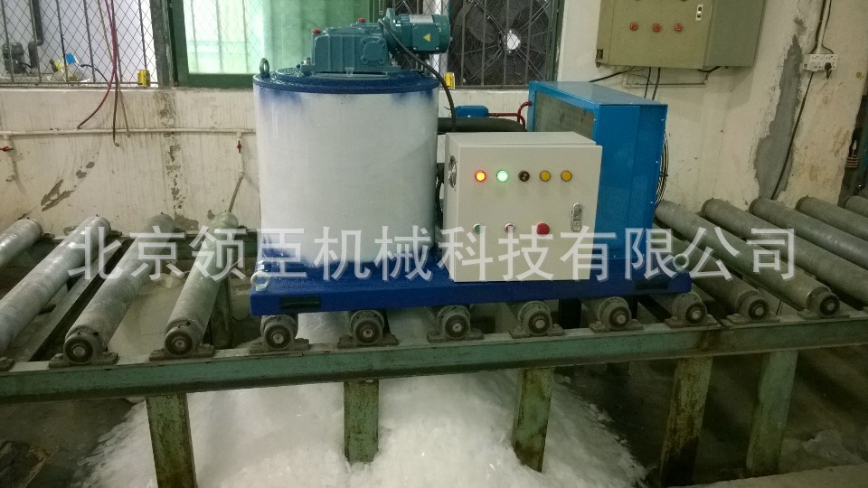商用片冰機(jī)廠家供應(yīng)日產(chǎn)200KG片冰機(jī) 小型海鮮片狀制冰機(jī)