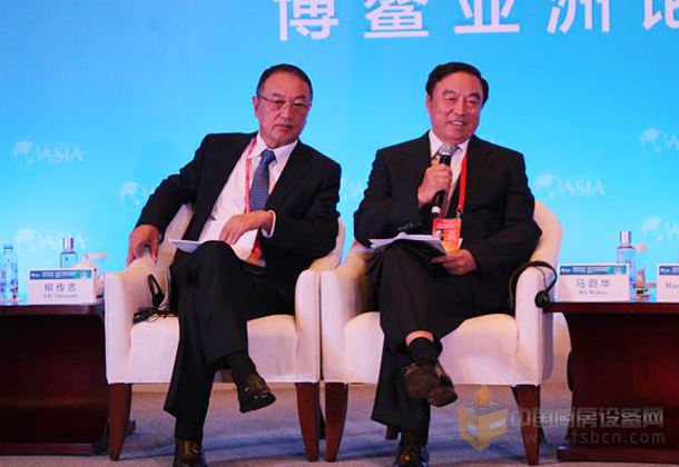 聯(lián)想控股股份有限公司董事長(zhǎng)柳傳志（左一）永隆銀行有限公司董事長(zhǎng)、前招商銀行行長(zhǎng)馬蔚華（右一）