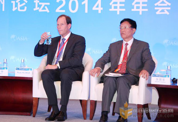 蓋茨基金會(huì)總裁 Mark Suzman（左一）中國(guó)國(guó)家能源委員會(huì)專家咨詢委員會(huì)主任張國(guó)寶