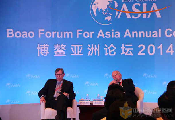 波士頓咨詢全球 CEO Hans-Paul Bürkner（左一） 2006 年諾貝爾經(jīng)濟學獎得主、哥倫比亞大學教授 Edmund PHELPS（右一）