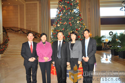 右起：聯(lián)盟副主席譚堅、理事李林瑛、李曉蓉、李金澤與孫玉璽（中）大使合影