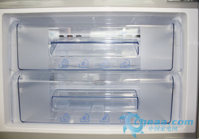 打破傳統(tǒng)白色調(diào)海信黑色三門冰箱熱銷
